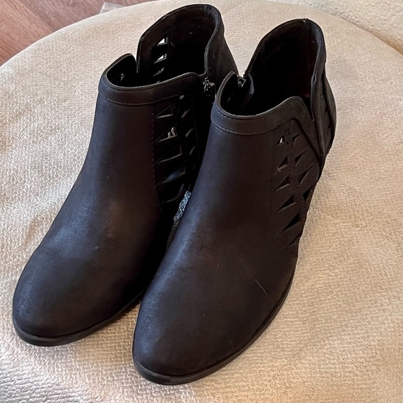 Soda Black suede ankle Booties size 6.5 excellent condition - Picture 1 of 8